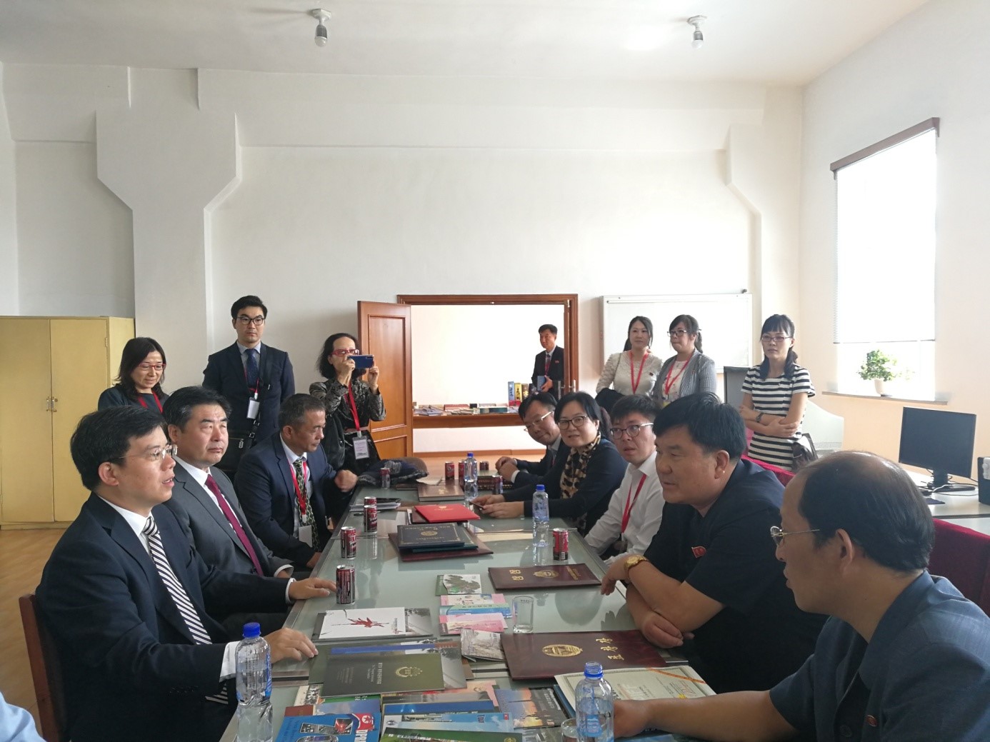 中国代表团与朝鲜外国文图书出版社会谈.jpg